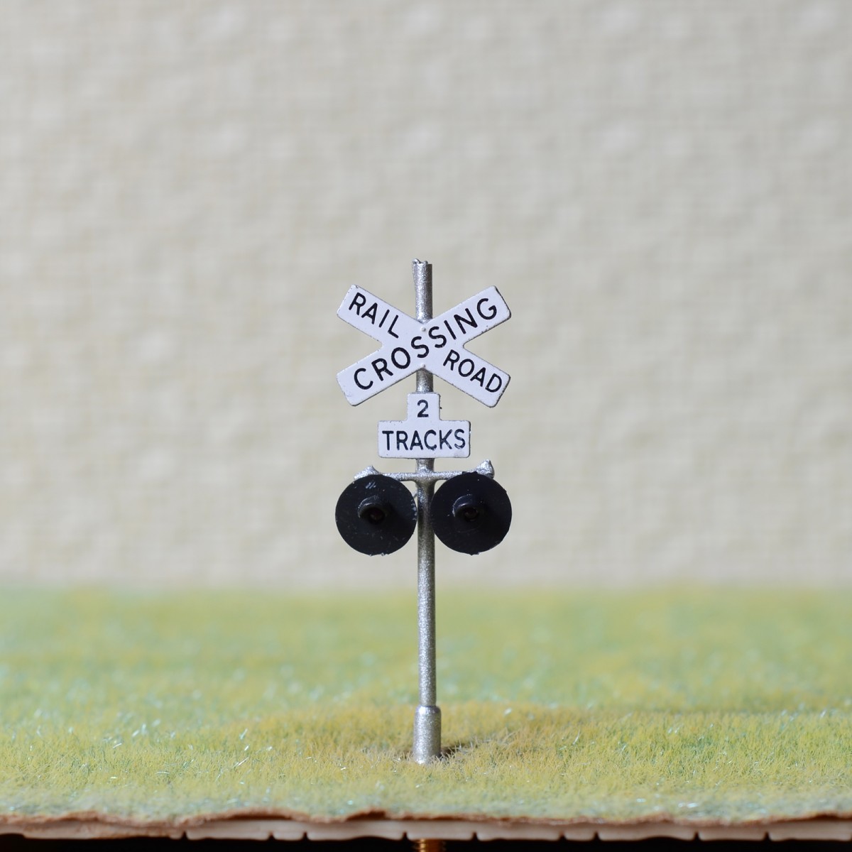 1 x HO Scale railroad crossing signals 2 tracks LED made 2 target faces silver 